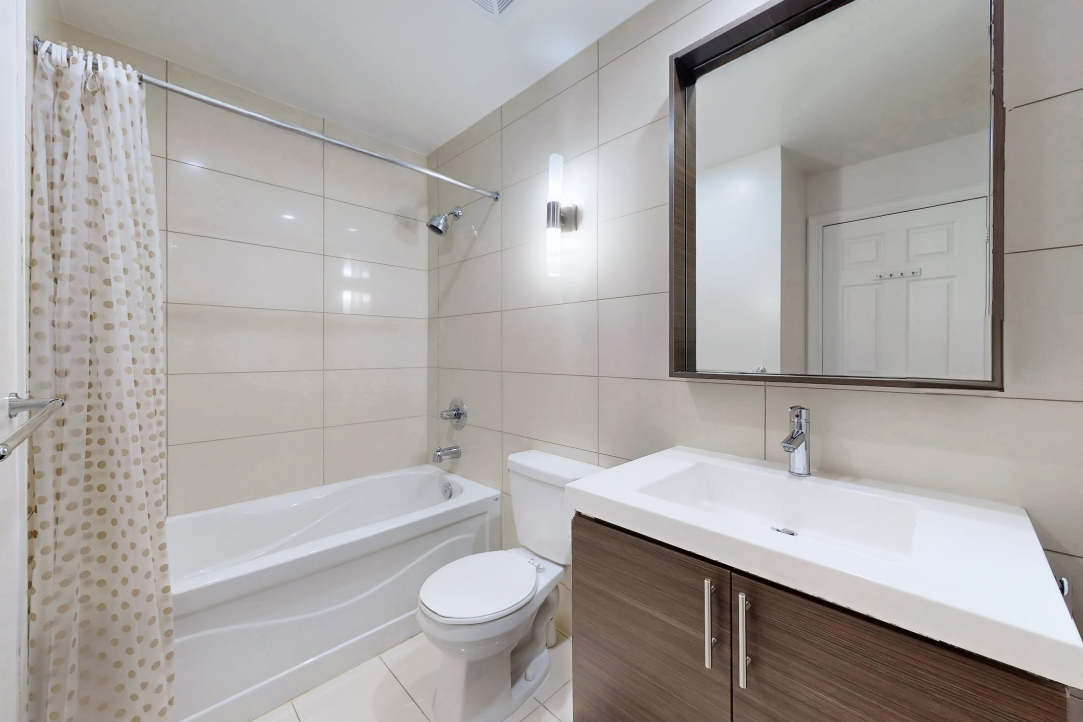 5-piece ensuite bathroom in primary bedroom